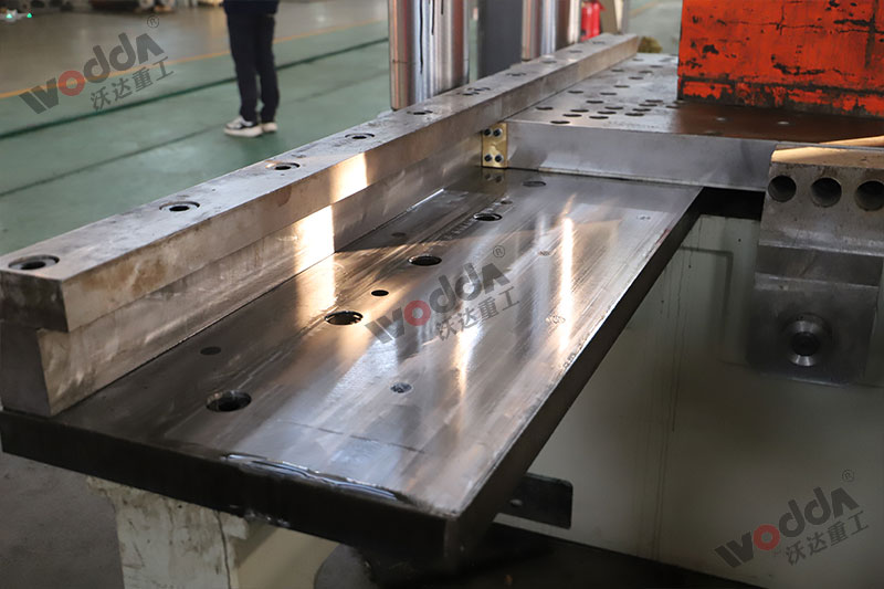 500噸四柱液壓機(jī)帶移動工作臺