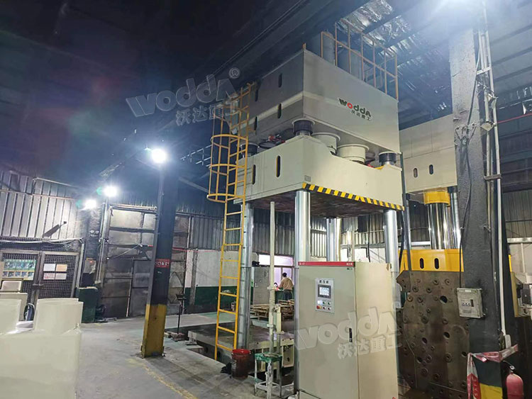 1500噸復合材料模壓機客戶車間現(xiàn)場