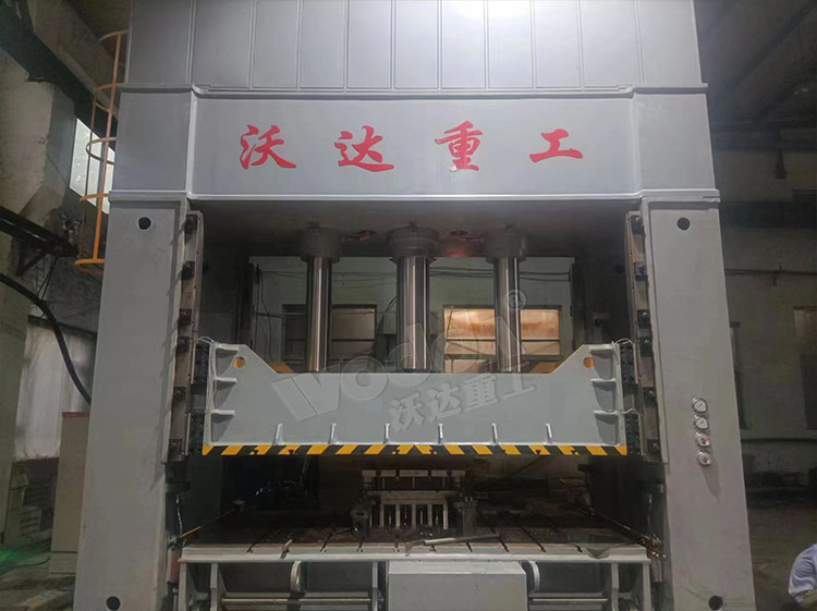 630噸汽車(chē)配件拉伸液壓機(jī)客戶現(xiàn)場(chǎng)