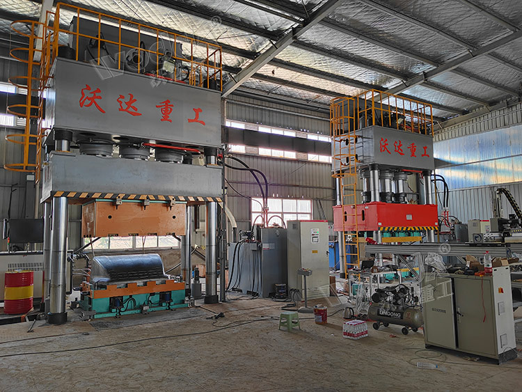 1500噸SMC汽車(chē)導(dǎo)流罩成型液壓機(jī)客戶現(xiàn)場(chǎng)