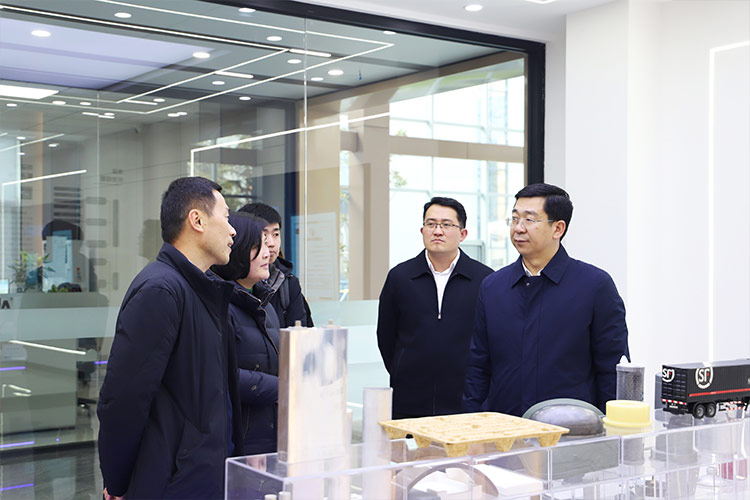 徐州市委常委、經(jīng)開區(qū)黨工委書記張克一行蒞臨山東沃達重工調(diào)研考察